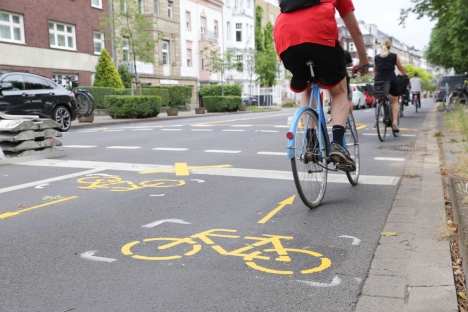 Düsseldorf weiht Pop-up-Radweg ein - Der drei Kilometer lange Pop-up-Radweg entlang der Rheinachse verläuft nördlich der Düsseldorfer Innenstadt; Foto: © Landeshauptstadt Düsseldorf/Ingo Lammert